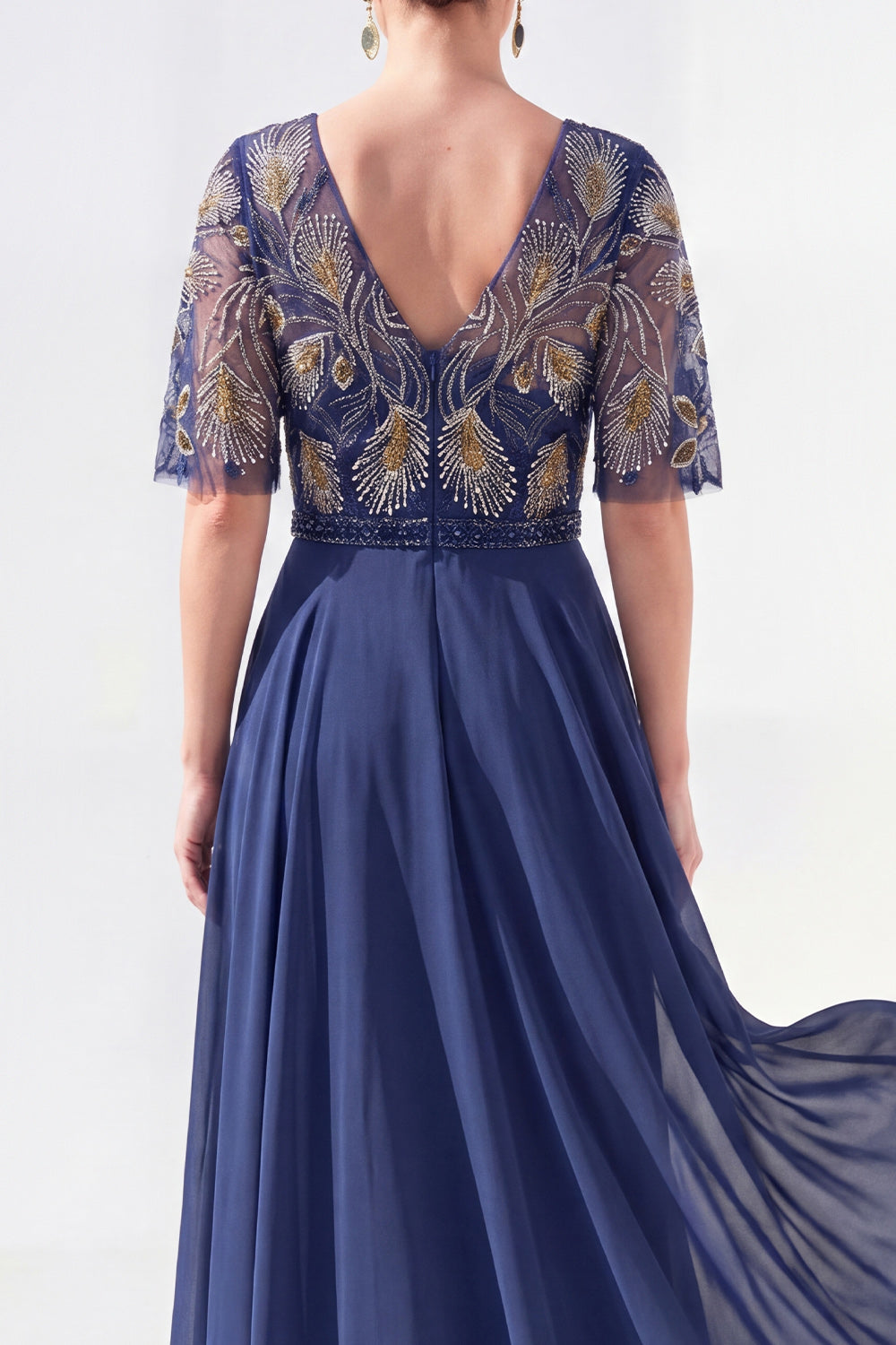 Vestido de madrina largo de chifón floral verde con escote en V y silueta en A, con abalorios