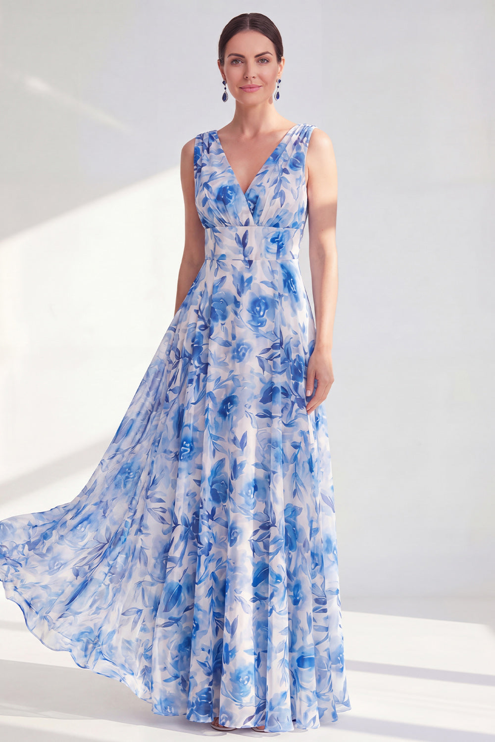 Robe longue de mère de la mariée en mousseline florale bleue coupe trapèze avec décolleté en V