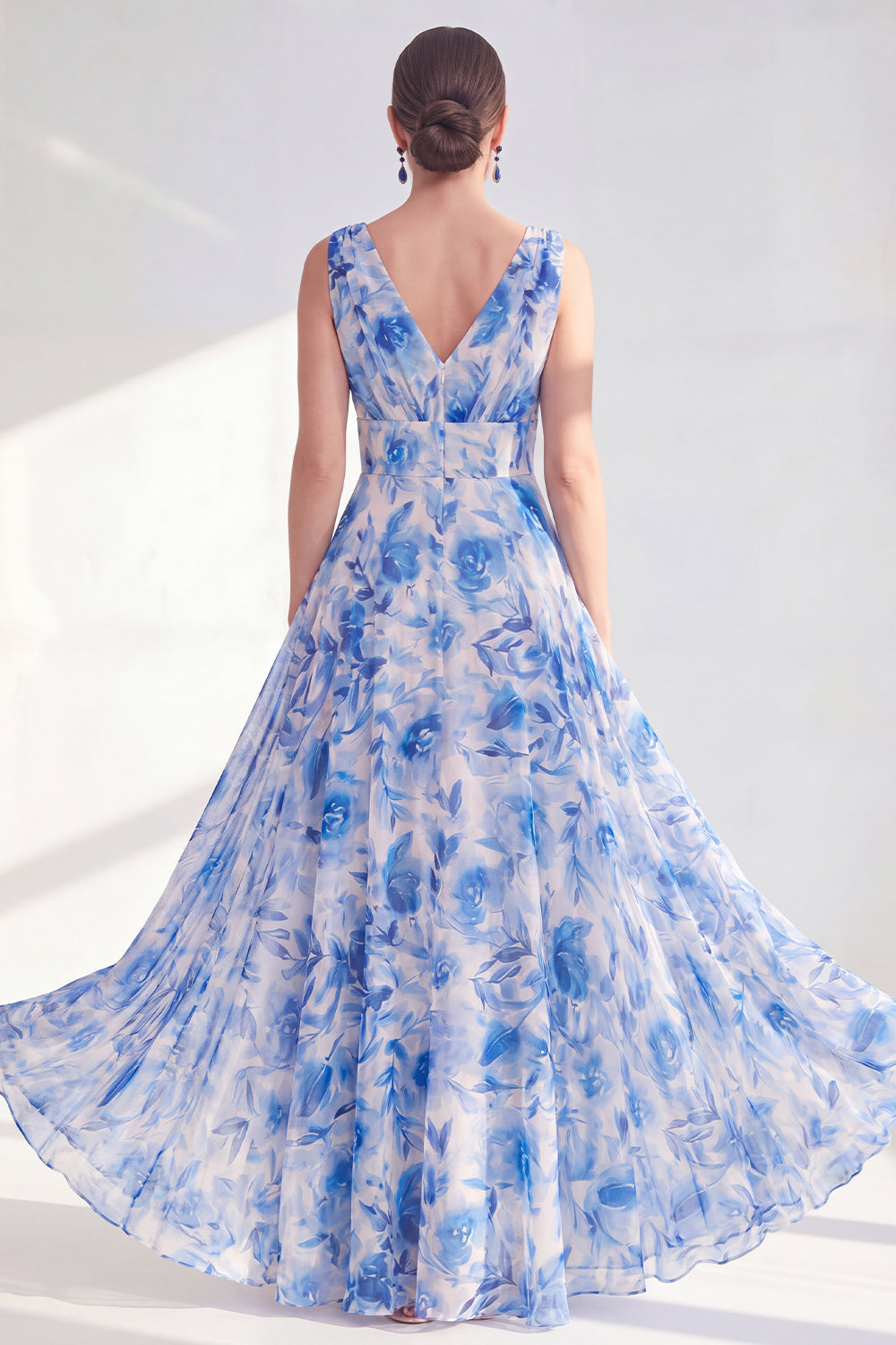 Robe longue de mère de la mariée en mousseline florale bleue coupe trapèze avec décolleté en V