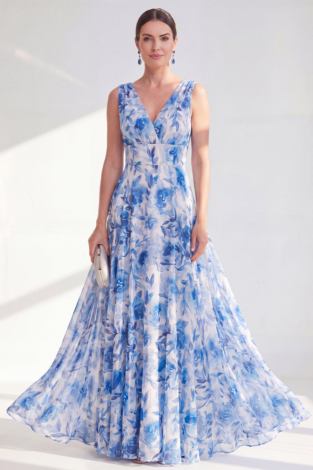 Robe longue de mère de la mariée en mousseline florale bleue coupe trapèze avec décolleté en V