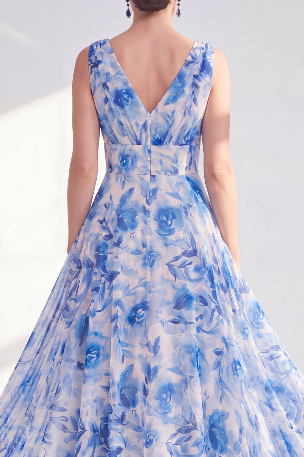 Robe longue de mère de la mariée en mousseline florale bleue coupe trapèze avec décolleté en V