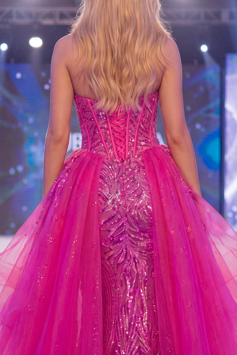 Vestido largo de sirena de lentejuelas con corsé transparente, corazón fucsia brillante y banda
