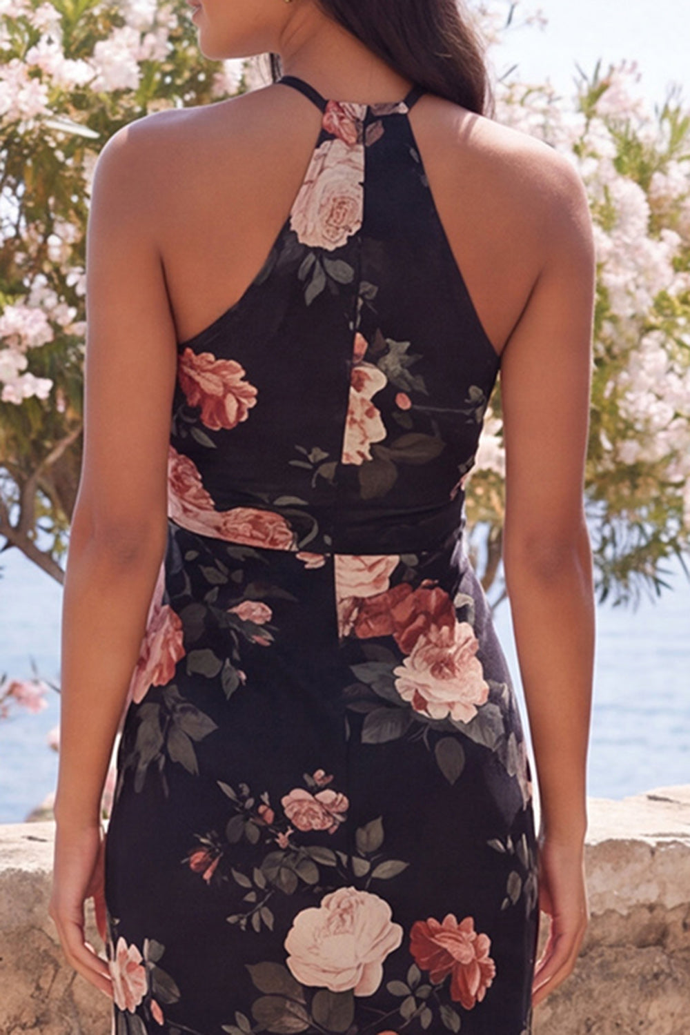 Robe longue noire sirène en mousseline à encolure américaine fendue et motif floral