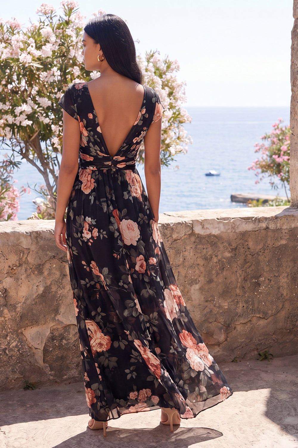 Robe longue noire en mousseline de soie coupe trapèze avec col en V, fronces, motif floral et manches courtes