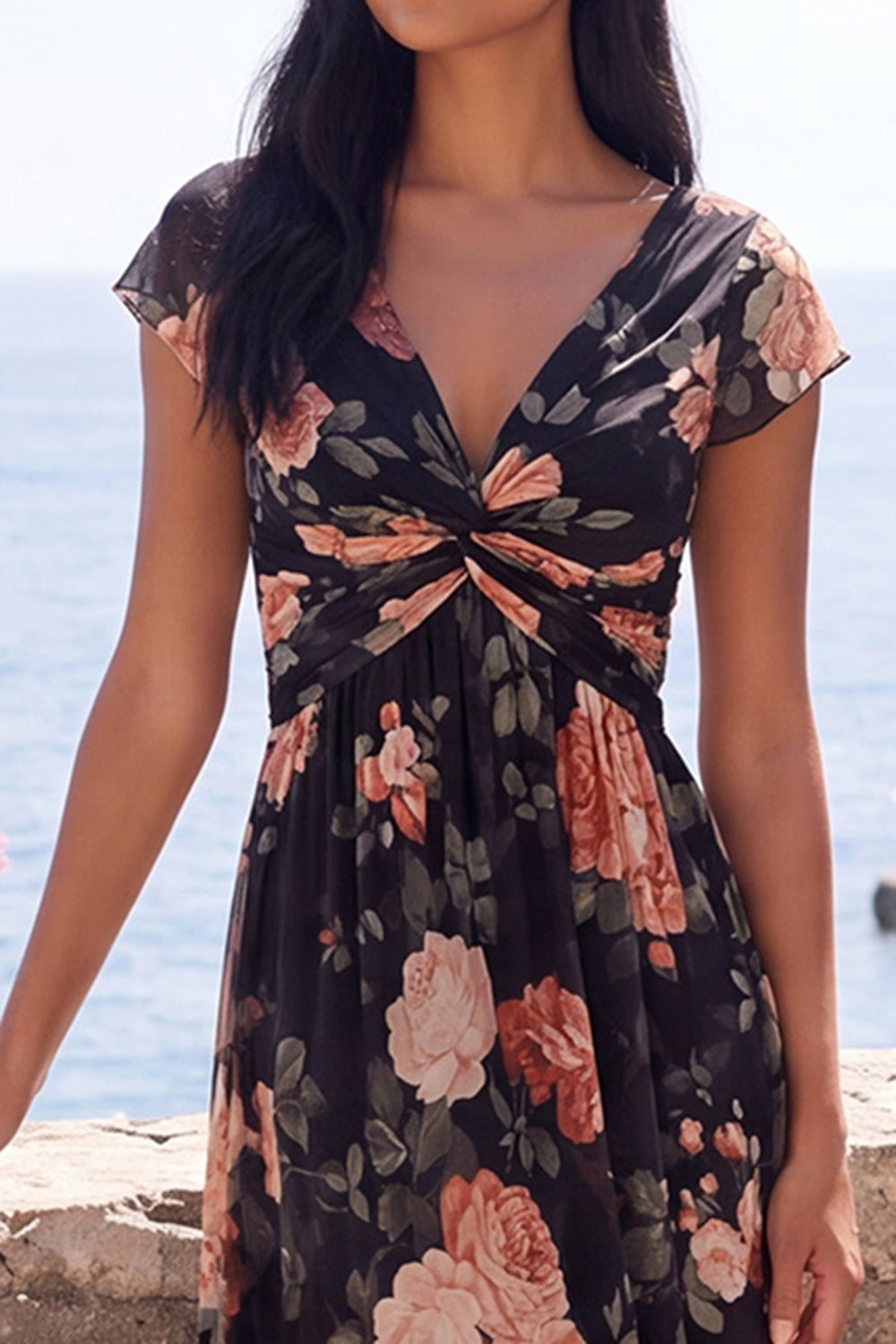 Robe longue noire en mousseline de soie coupe trapèze avec col en V, fronces, motif floral et manches courtes