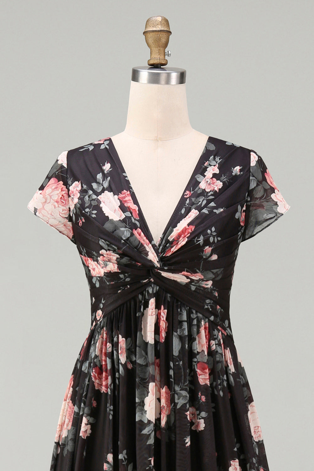 Robe longue noire en mousseline de soie coupe trapèze avec col en V, fronces, motif floral et manches courtes