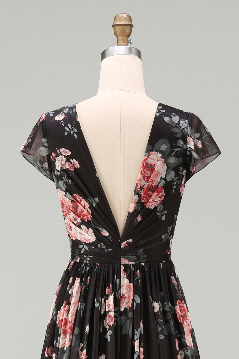 Robe longue noire en mousseline de soie coupe trapèze avec col en V, fronces, motif floral et manches courtes