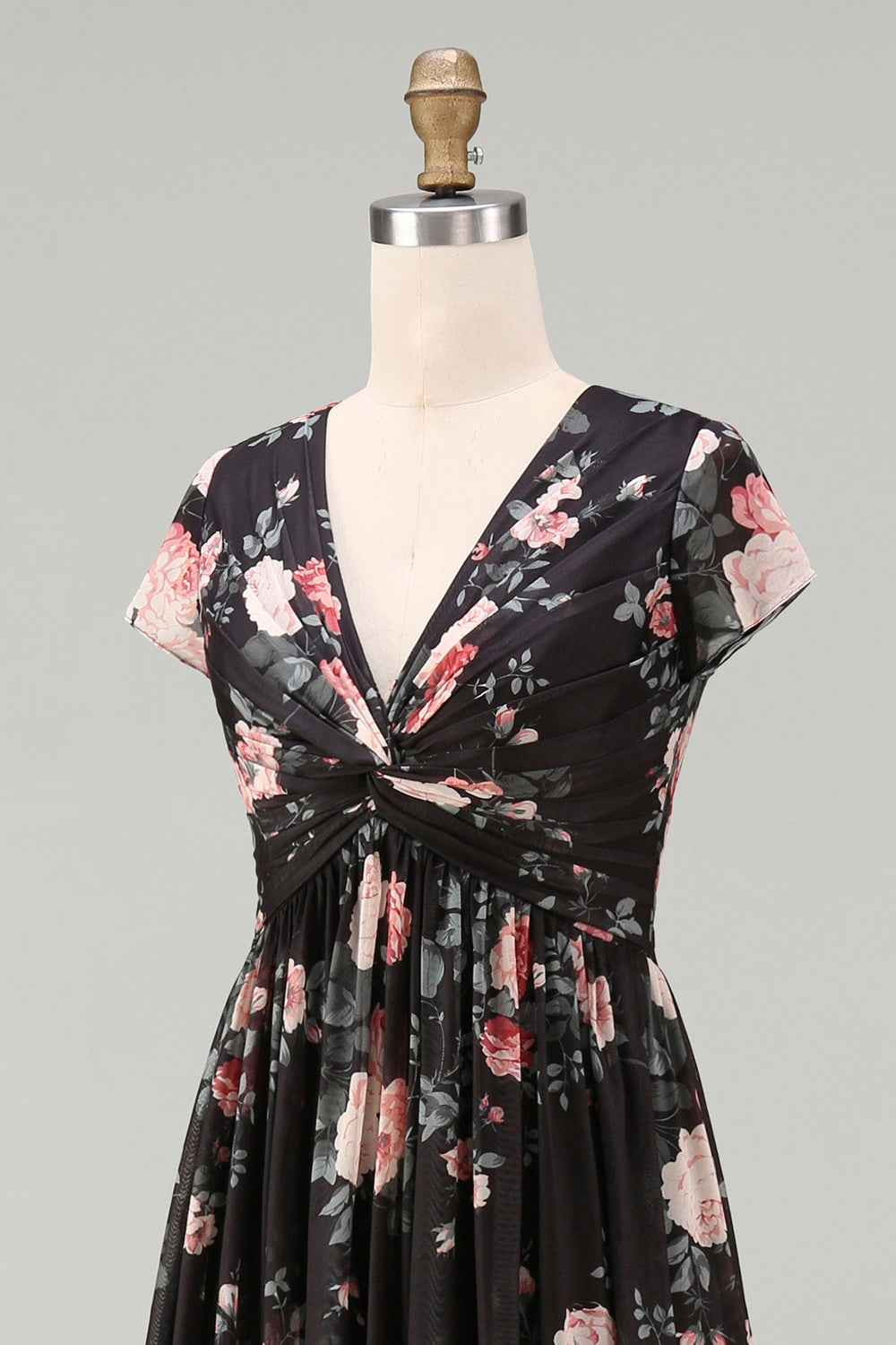 Robe longue noire en mousseline de soie coupe trapèze avec col en V, fronces, motif floral et manches courtes