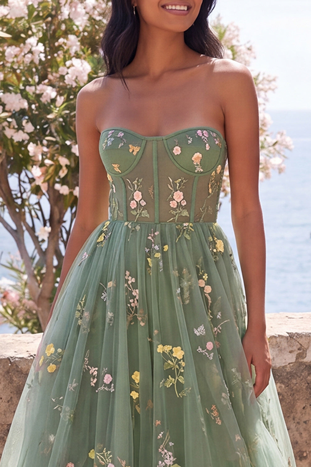 Robe Midi Dusty Sage en Tulle Coupe Trapèze Col Cœur avec Corset Transparent et Broderies Florales