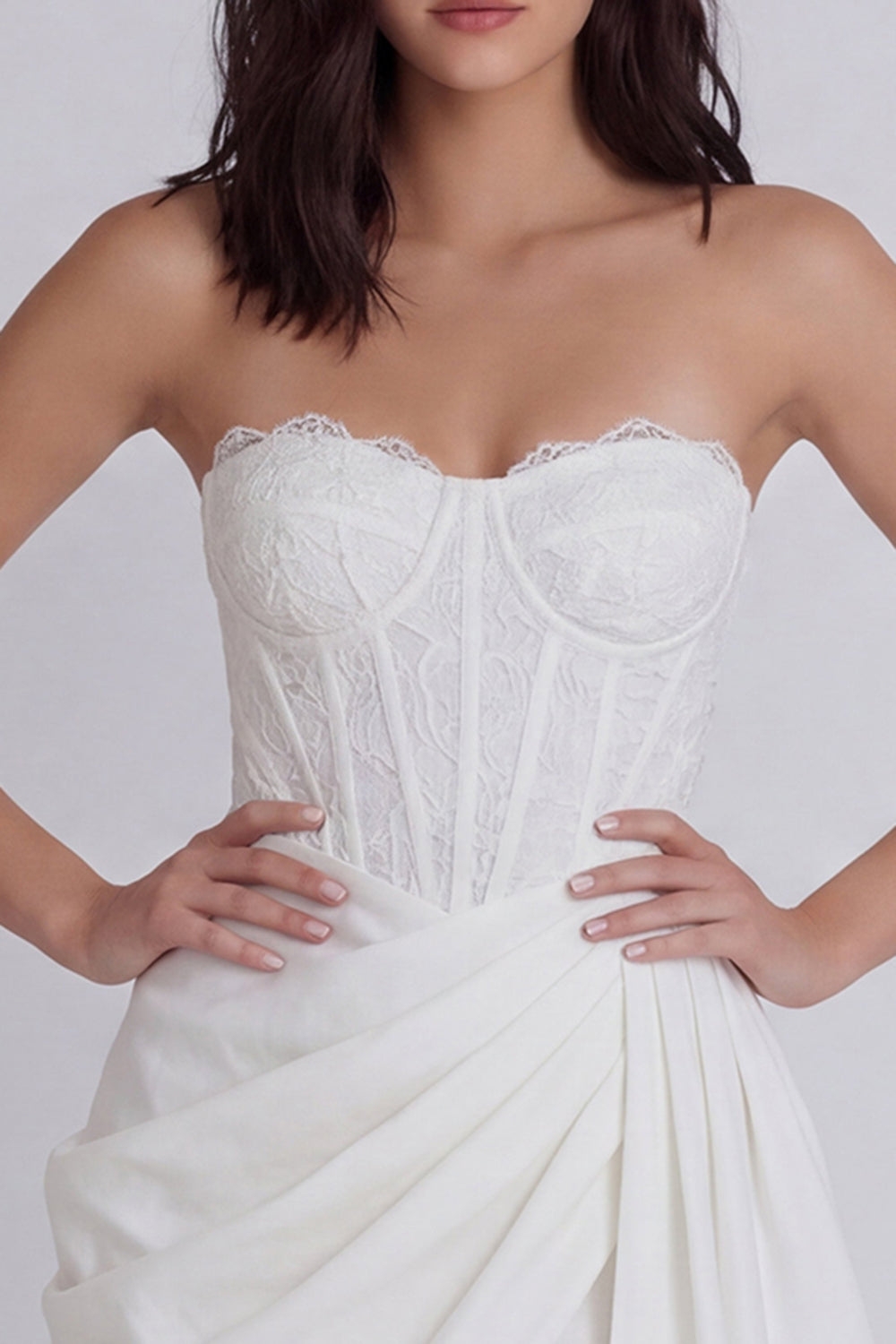 Robe courte blanche moulante bustier en dentelle