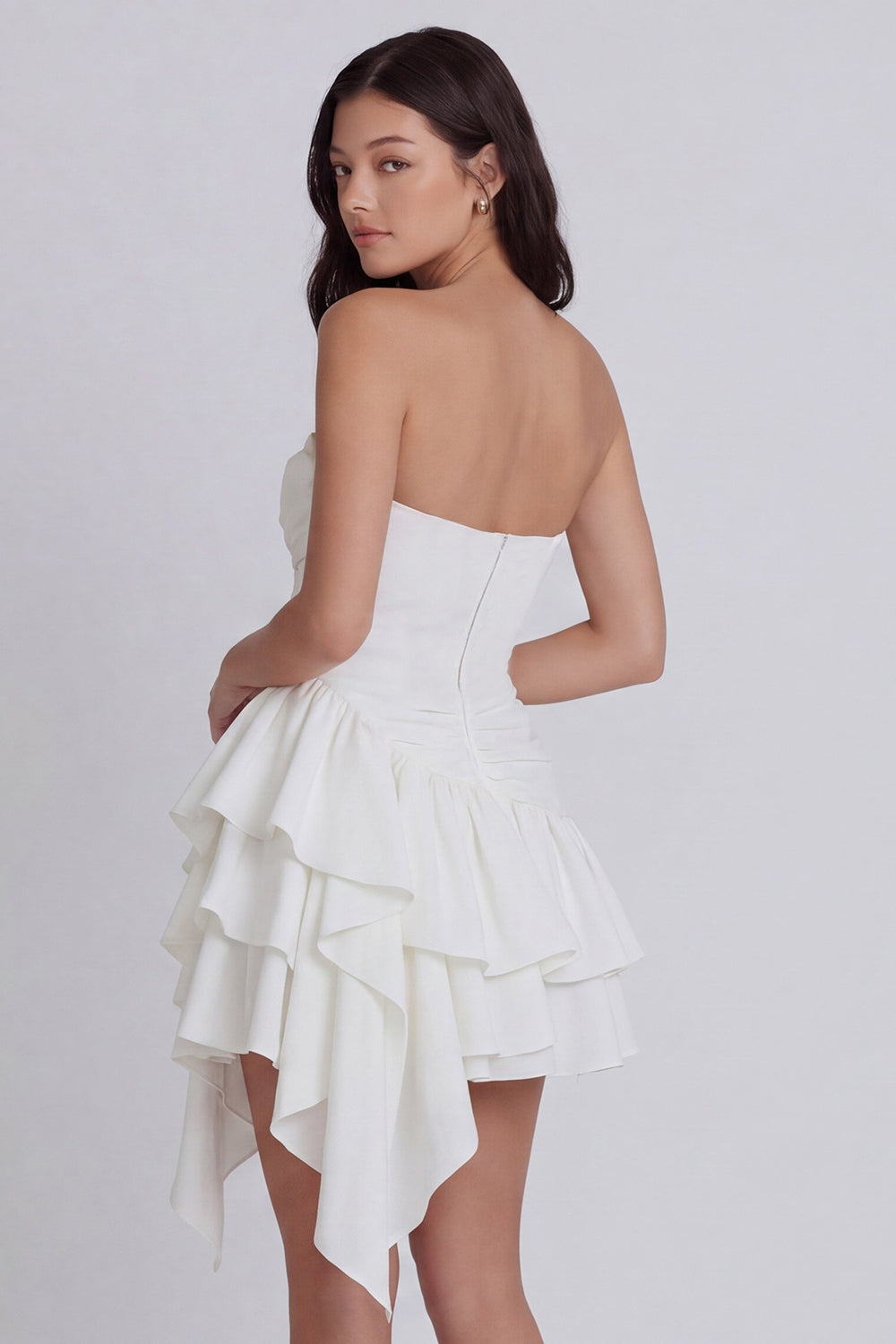 Robe courte blanche à volants, ligne A, bustier et étages