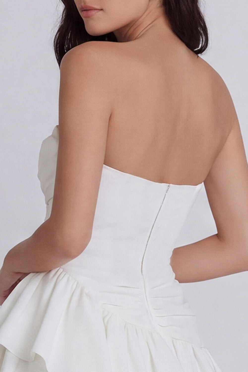 Robe courte blanche à volants, ligne A, bustier et étages