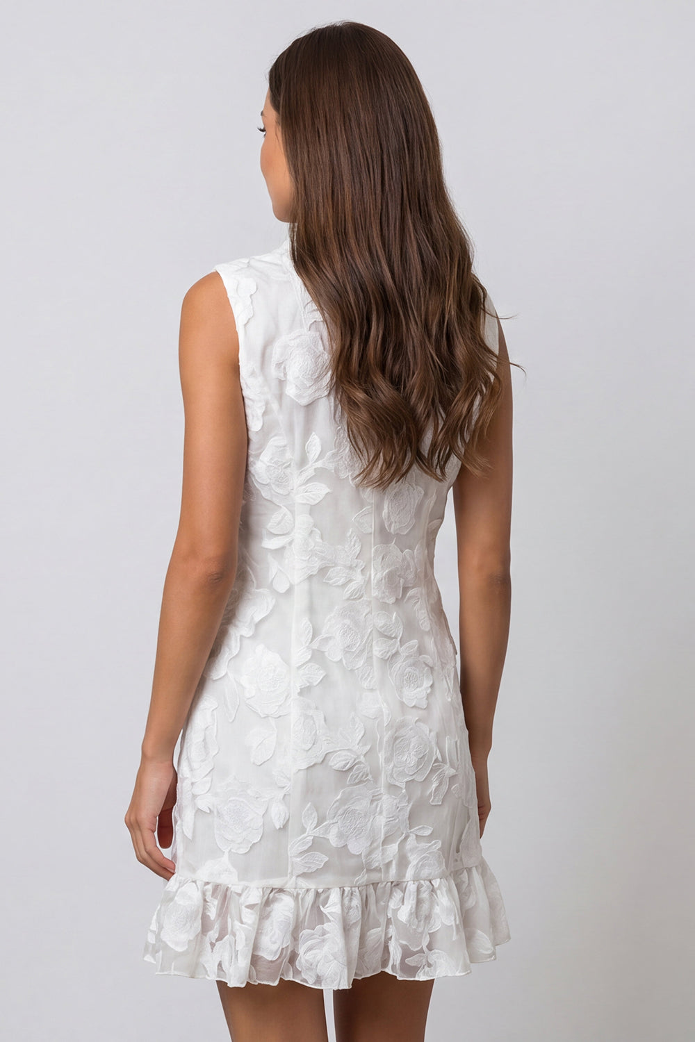 Robe de travail courte à double boutonnage, revers châle ivoire et volants floraux