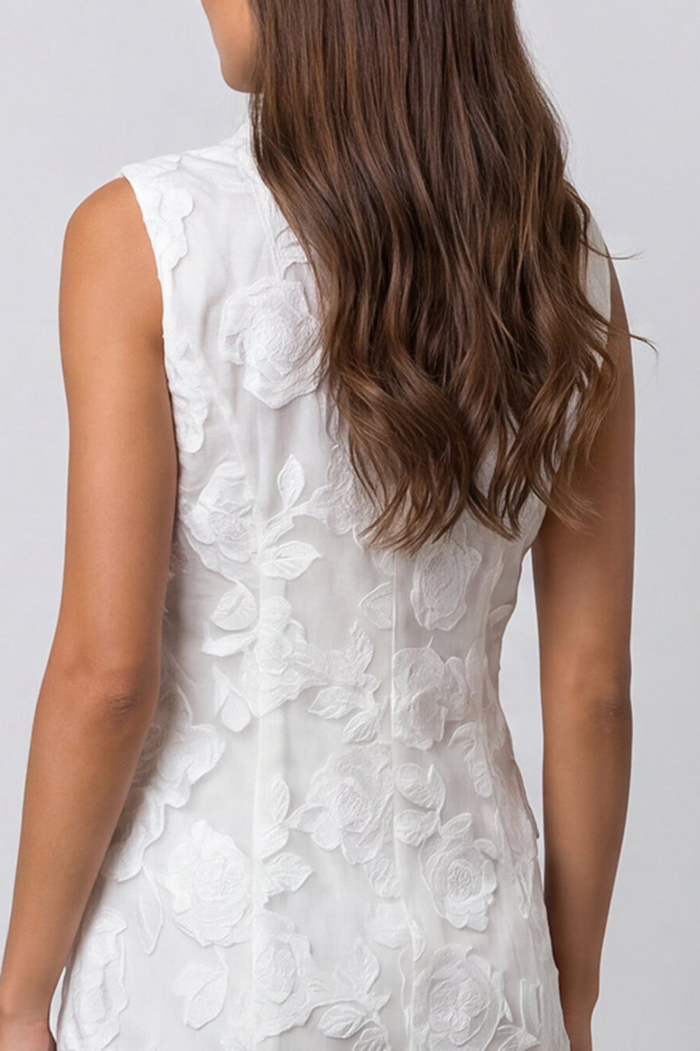 Robe de travail courte à double boutonnage, revers châle ivoire et volants floraux