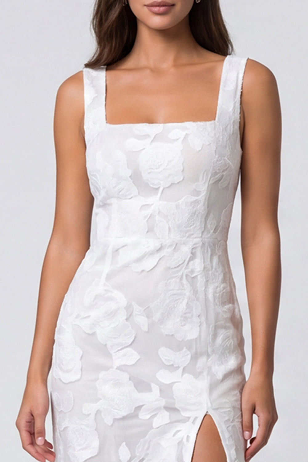 Robe fourreau mi-longue de travail ivoire à fleurs, encolure carrée et fente