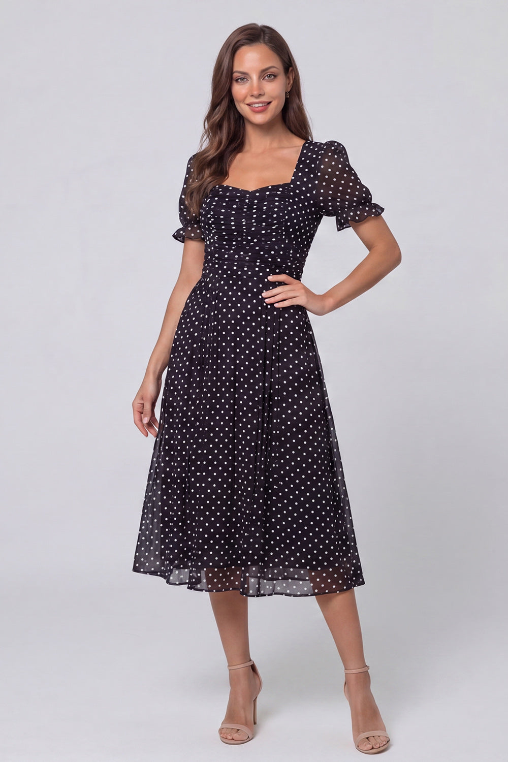 Robe de travail mi-longue à pois noirs et blancs, décolleté carré et manches bouffantes