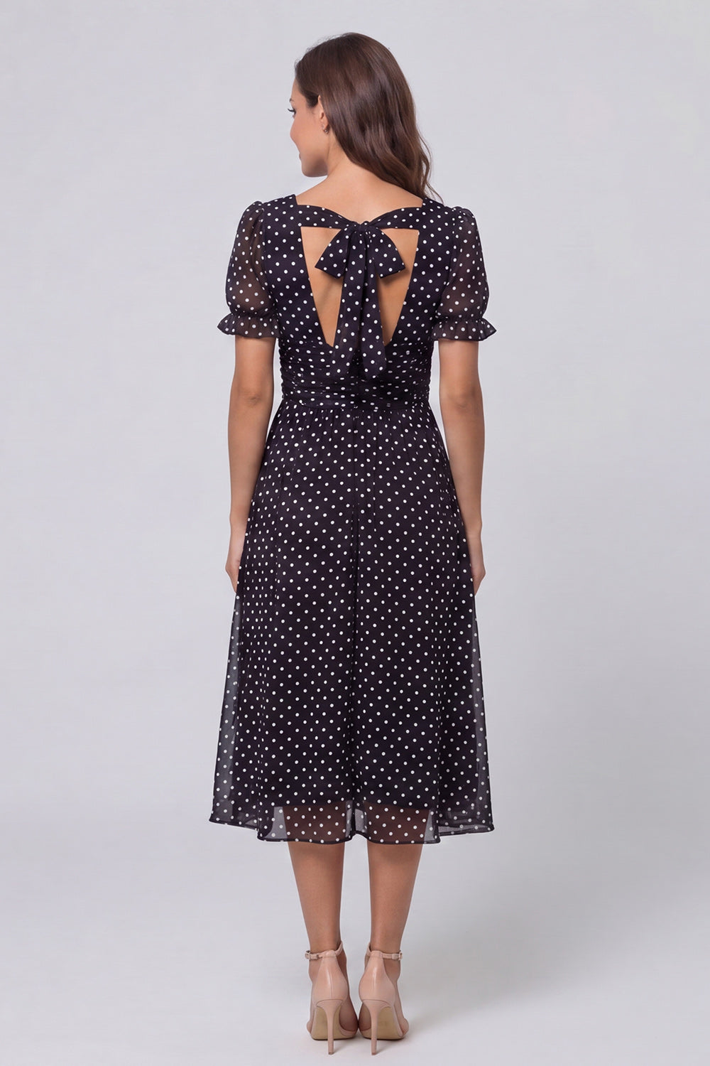 Robe de travail mi-longue à pois noirs et blancs, décolleté carré et manches bouffantes