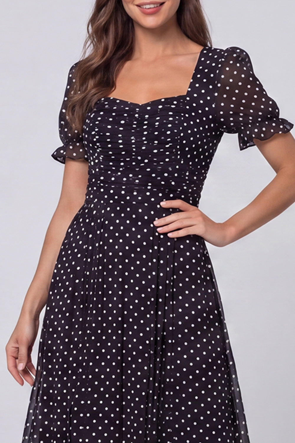 Robe de travail mi-longue à pois noirs et blancs, décolleté carré et manches bouffantes