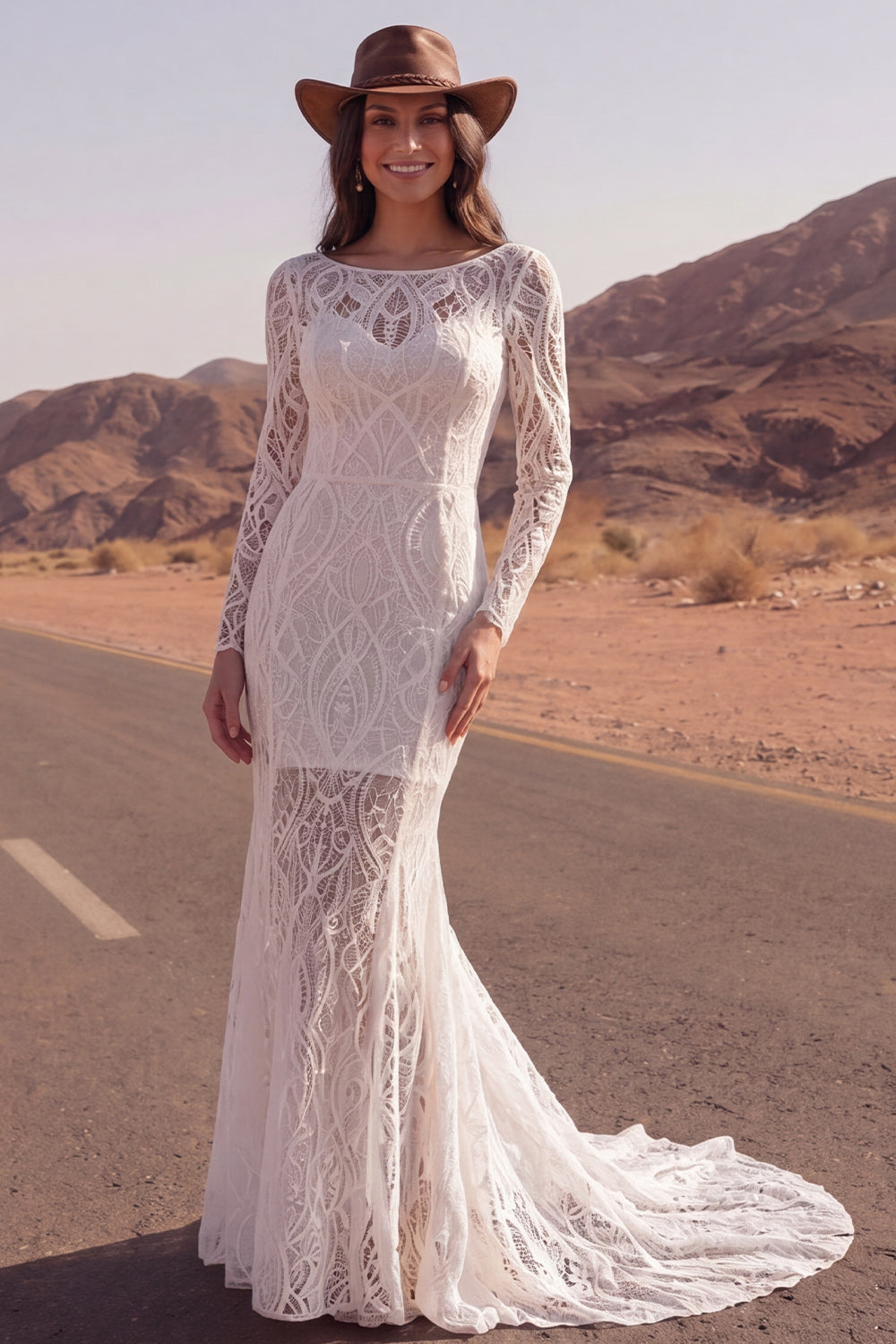 Vestido de novia bohemio de sirena de encaje marfil con manga larga y cola.