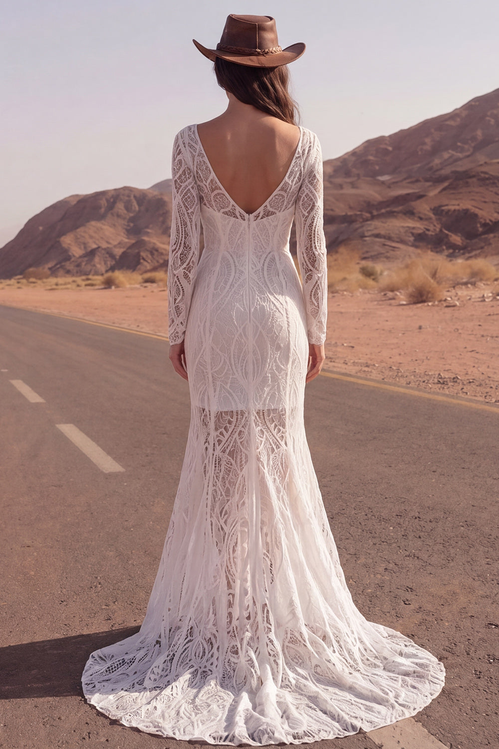 Vestido de novia bohemio de sirena de encaje marfil con manga larga y cola.