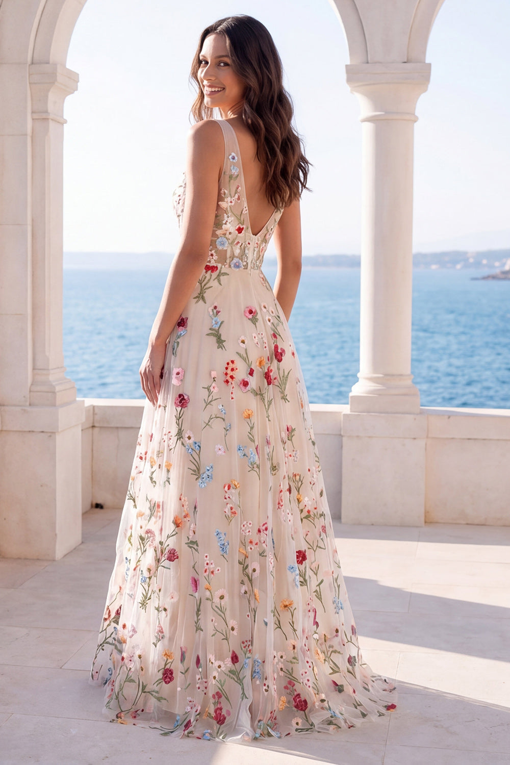 Robe de mariée évasée en ivoire à col en V à motif floral