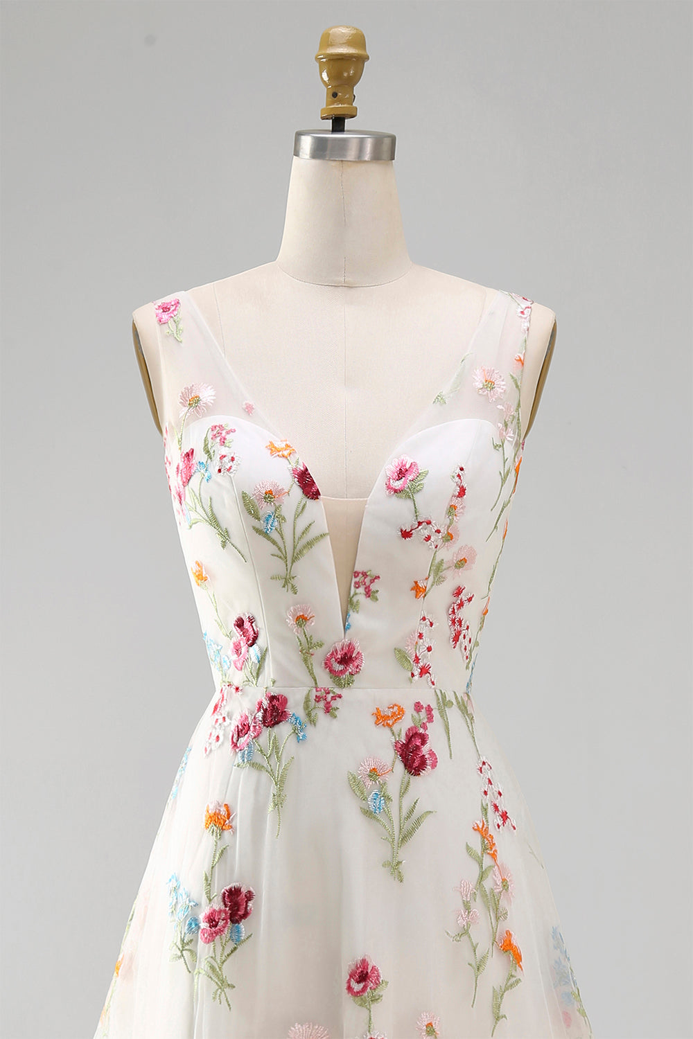 Robe de mariée évasée en ivoire à col en V à motif floral
