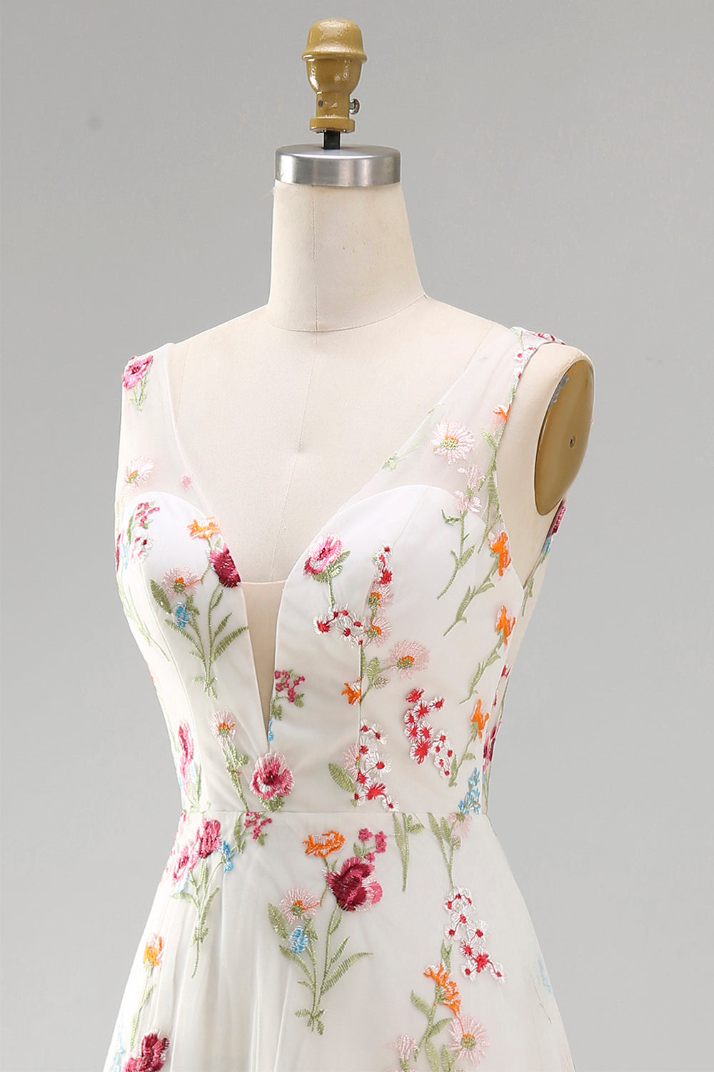 Robe de mariée évasée en ivoire à col en V à motif floral