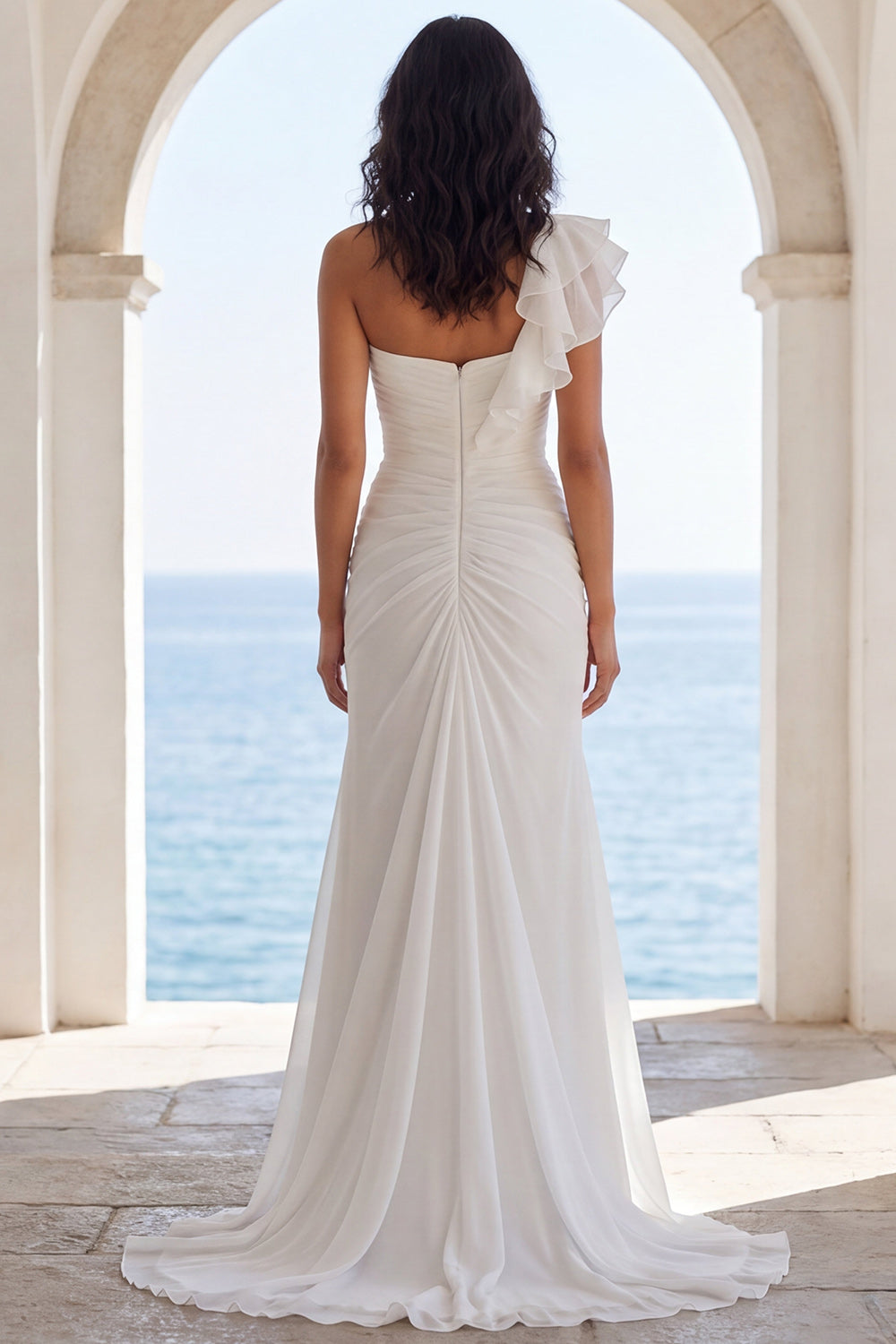 Robe de mariée sirène froncée ivoire à traîne avec volants et fente, idéale pour la plage