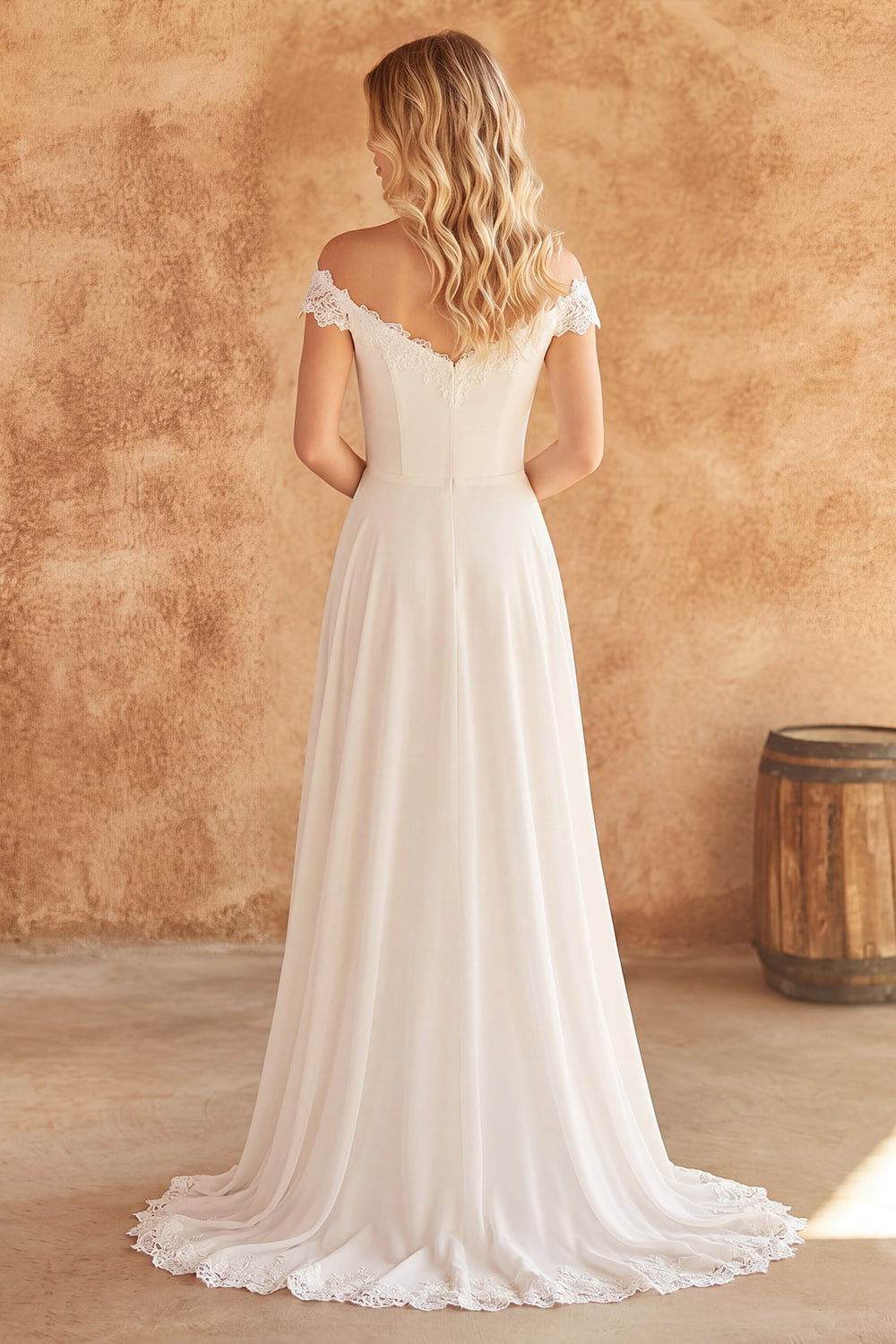 Robe de mariée trapèze en mousseline avec dentelle couleur ivoire et épaules dénudées
