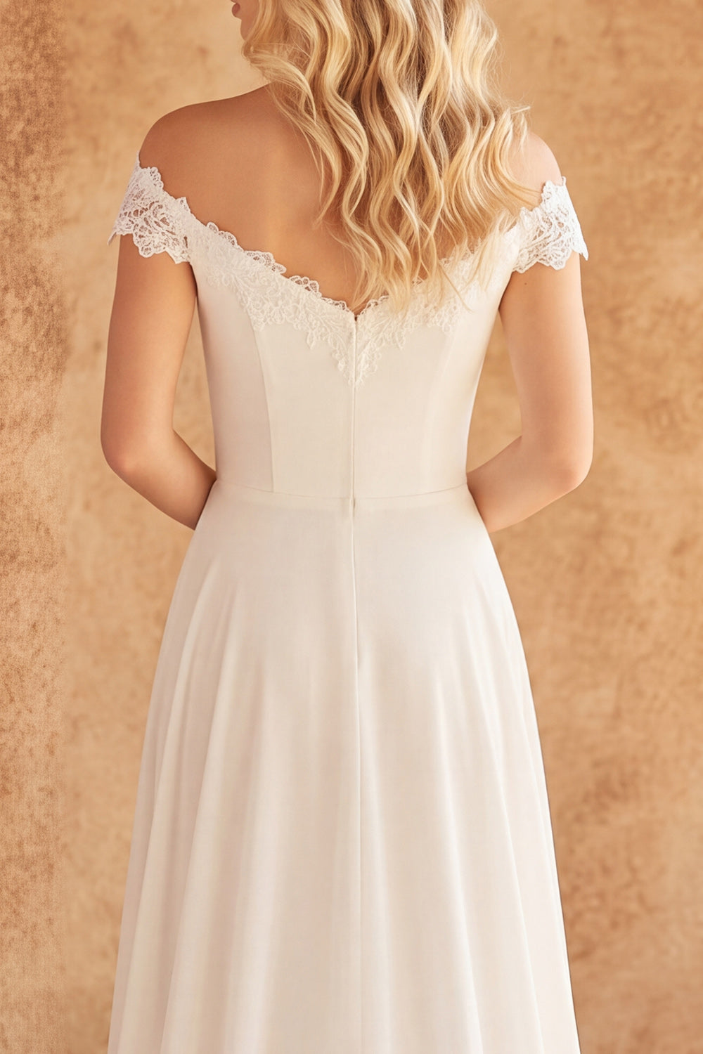 Robe de mariée trapèze en mousseline avec dentelle couleur ivoire et épaules dénudées