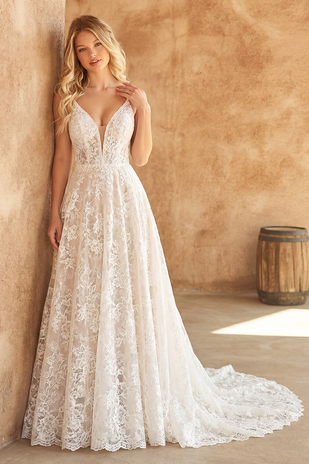 Robe de mariée A-line en dentelle ivoire à fines bretelles et traîne balayée
