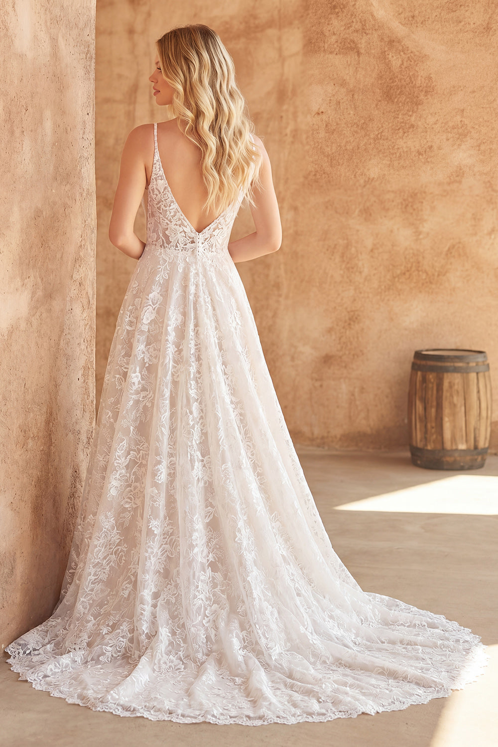 Robe de mariée A-line en dentelle ivoire à fines bretelles et traîne balayée