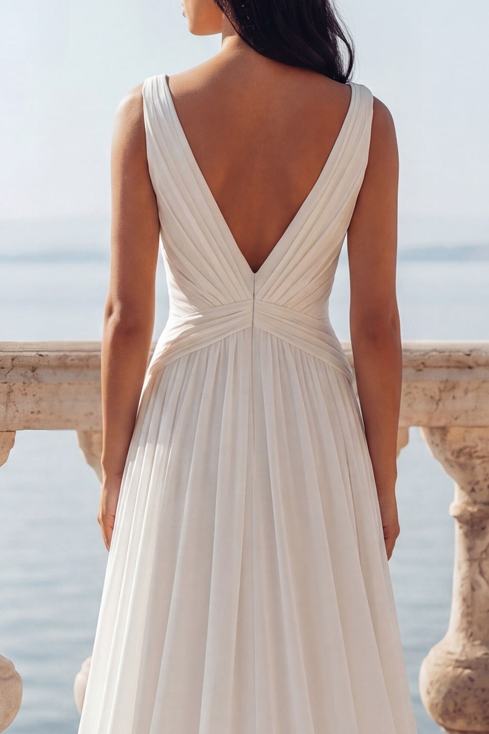 Robe de mariée évasée en mousseline plissée ivoire à encolure en V et fente latérale