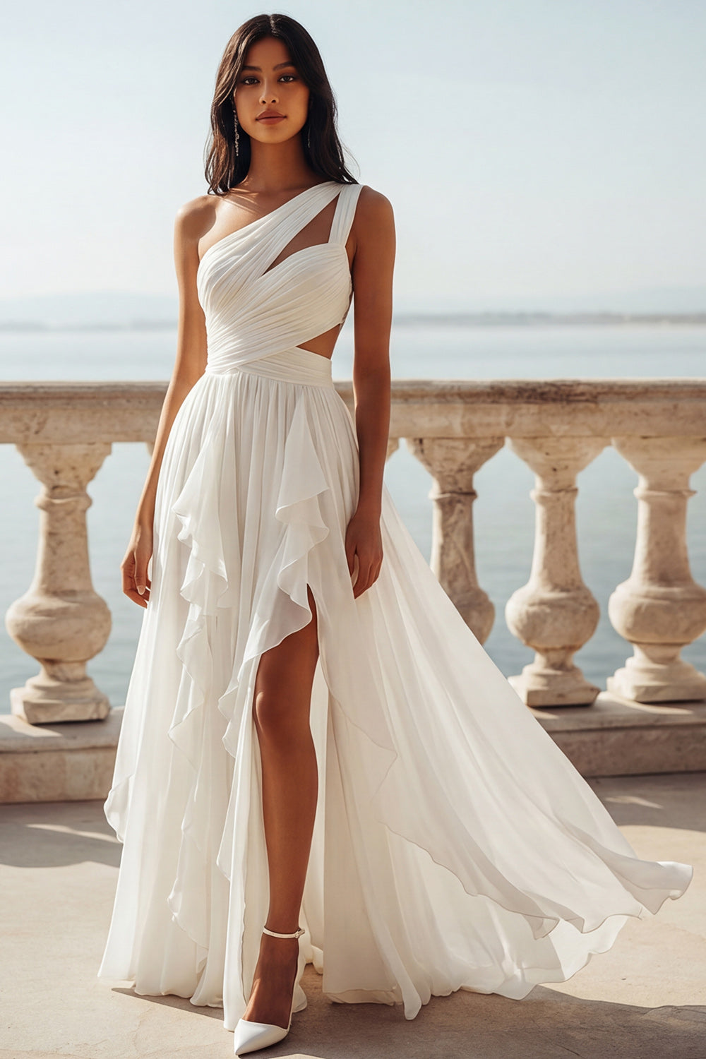 Robe de mariée asymétrique en mousseline volantée ivoire avec découpes et coupe trapèze