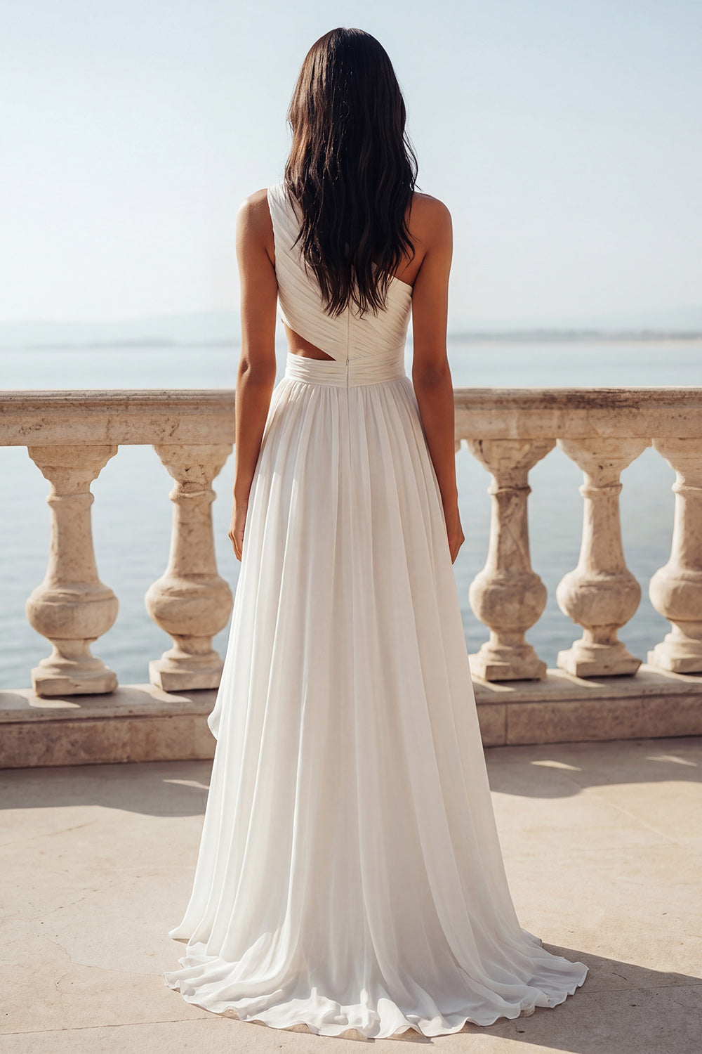 Robe de mariée asymétrique en mousseline volantée ivoire avec découpes et coupe trapèze