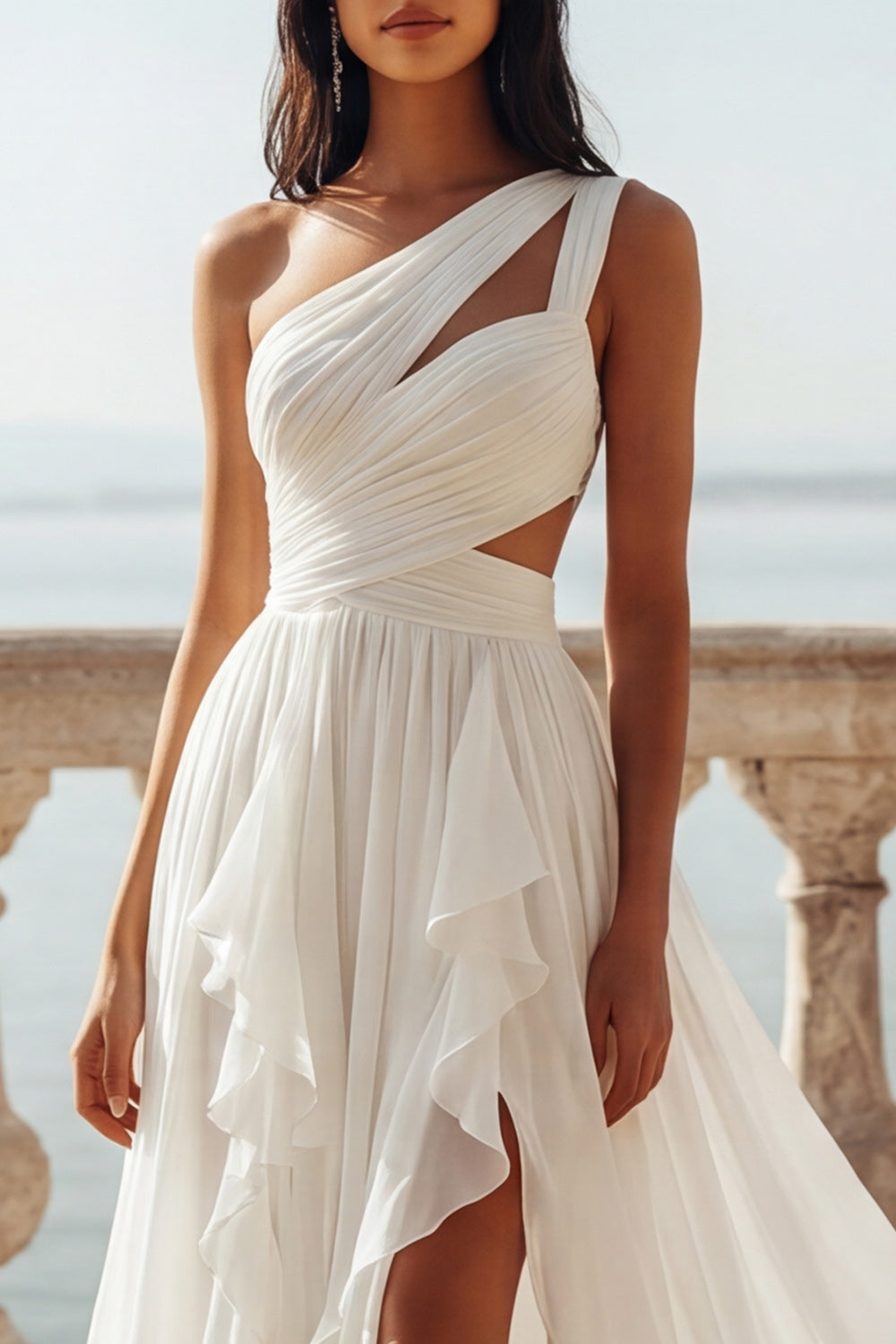 Robe de mariée asymétrique en mousseline volantée ivoire avec découpes et coupe trapèze