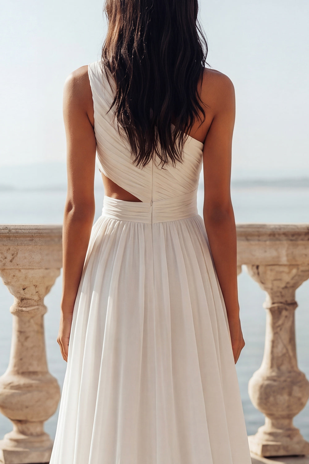 Robe de mariée asymétrique en mousseline volantée ivoire avec découpes et coupe trapèze