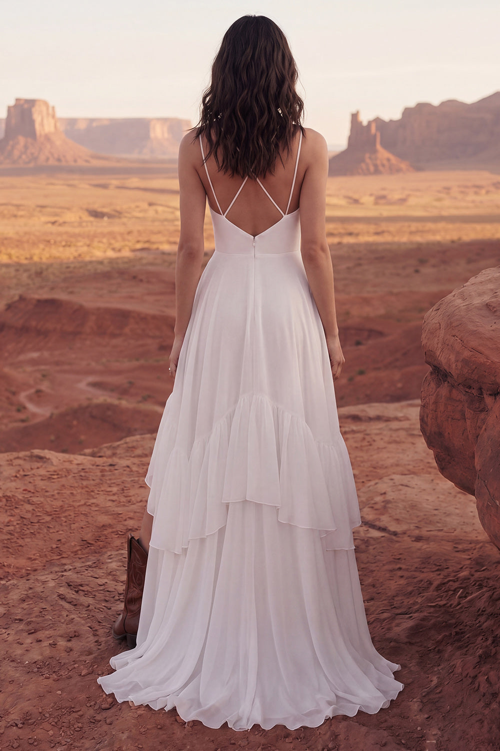 Robe de mariée bohème évasée ivoire à bretelles spaghetti, volants et fente