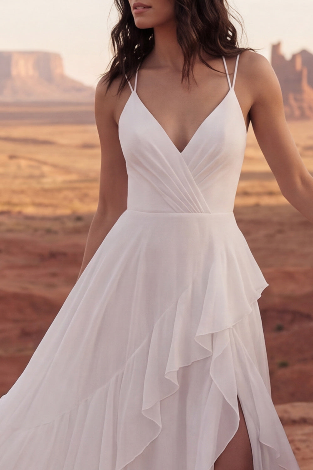 Robe de mariée bohème évasée ivoire à bretelles spaghetti, volants et fente