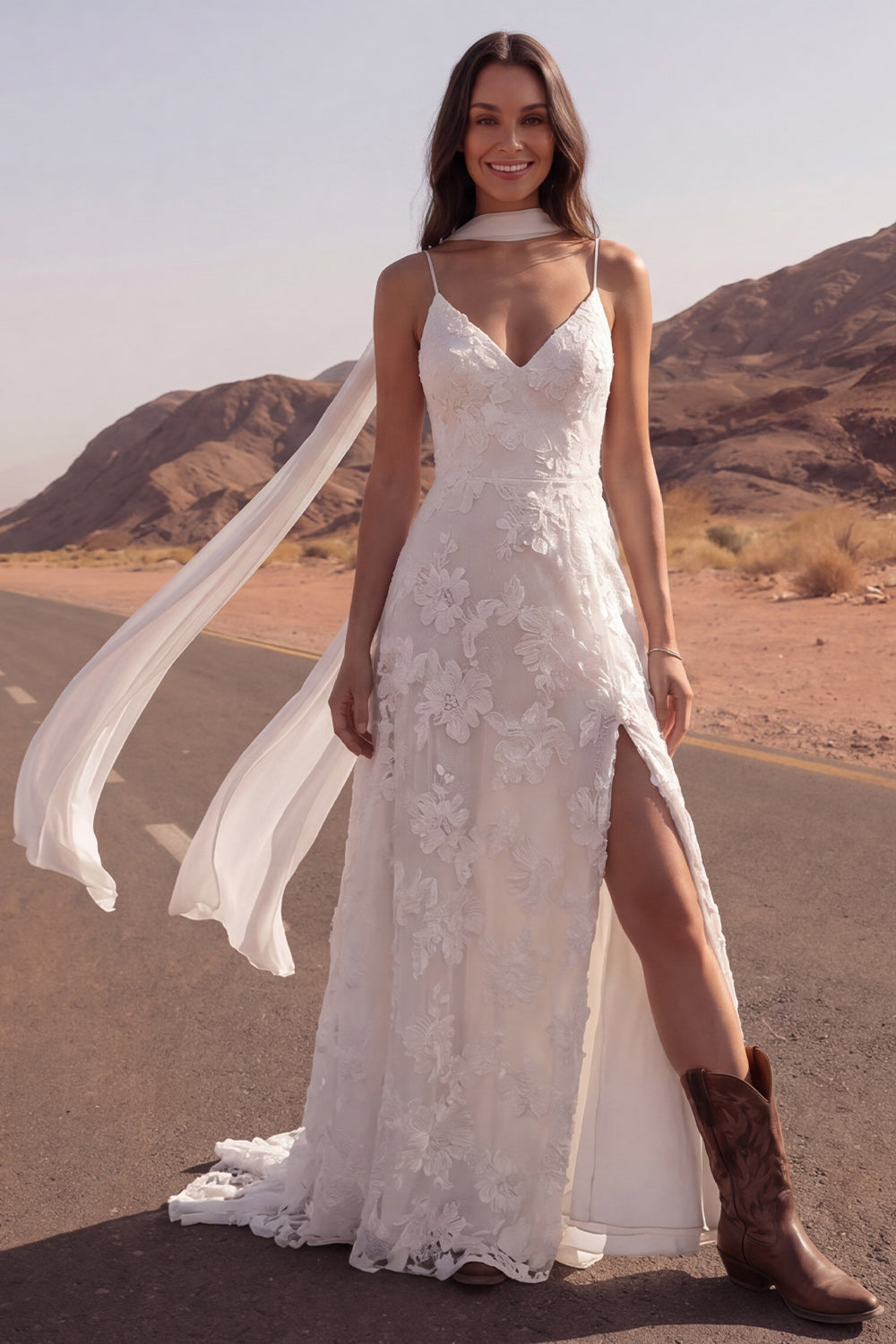Robe de mariée bohème évasée ivoire à bretelles spaghetti et appliques avec foulard