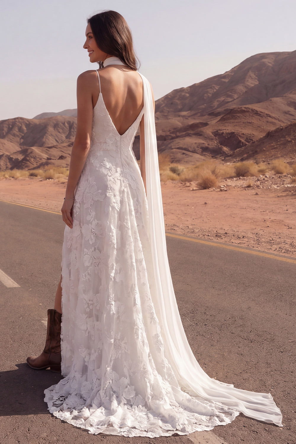 Robe de mariée bohème évasée ivoire à bretelles spaghetti et appliques avec foulard