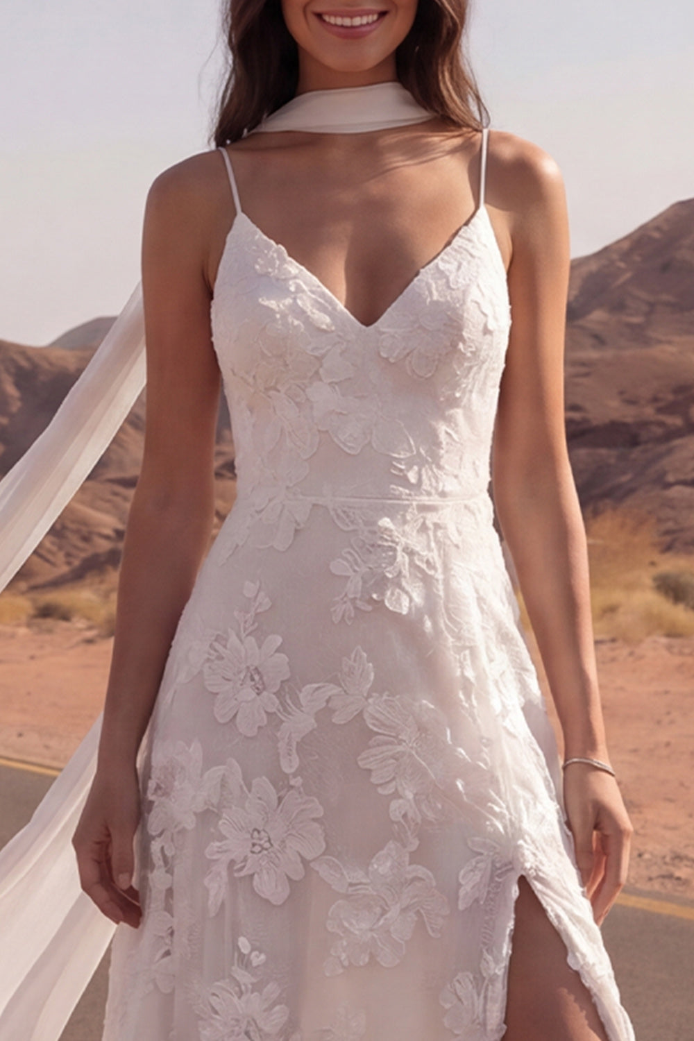 Robe de mariée bohème évasée ivoire à bretelles spaghetti et appliques avec foulard
