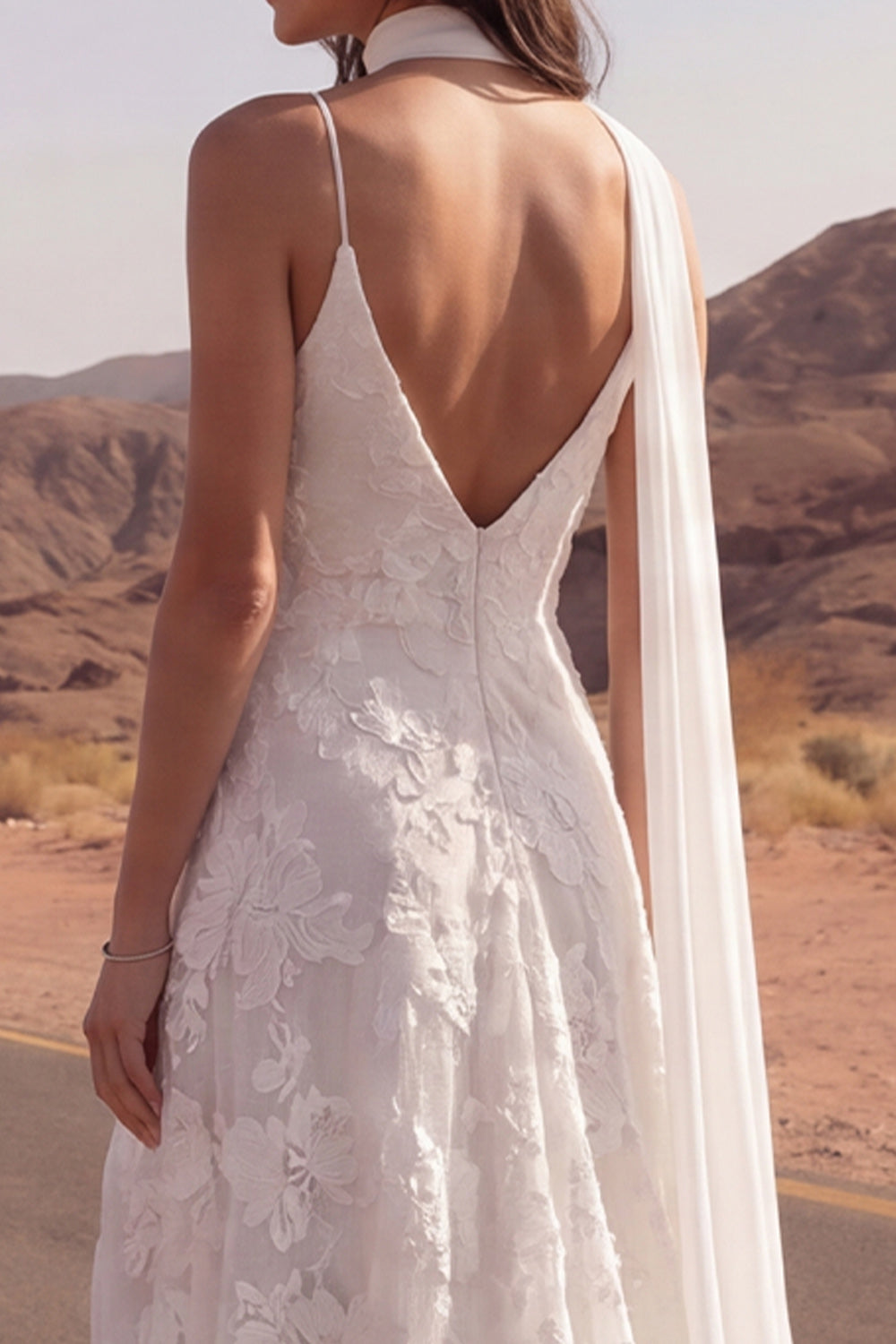 Robe de mariée bohème évasée ivoire à bretelles spaghetti et appliques avec foulard