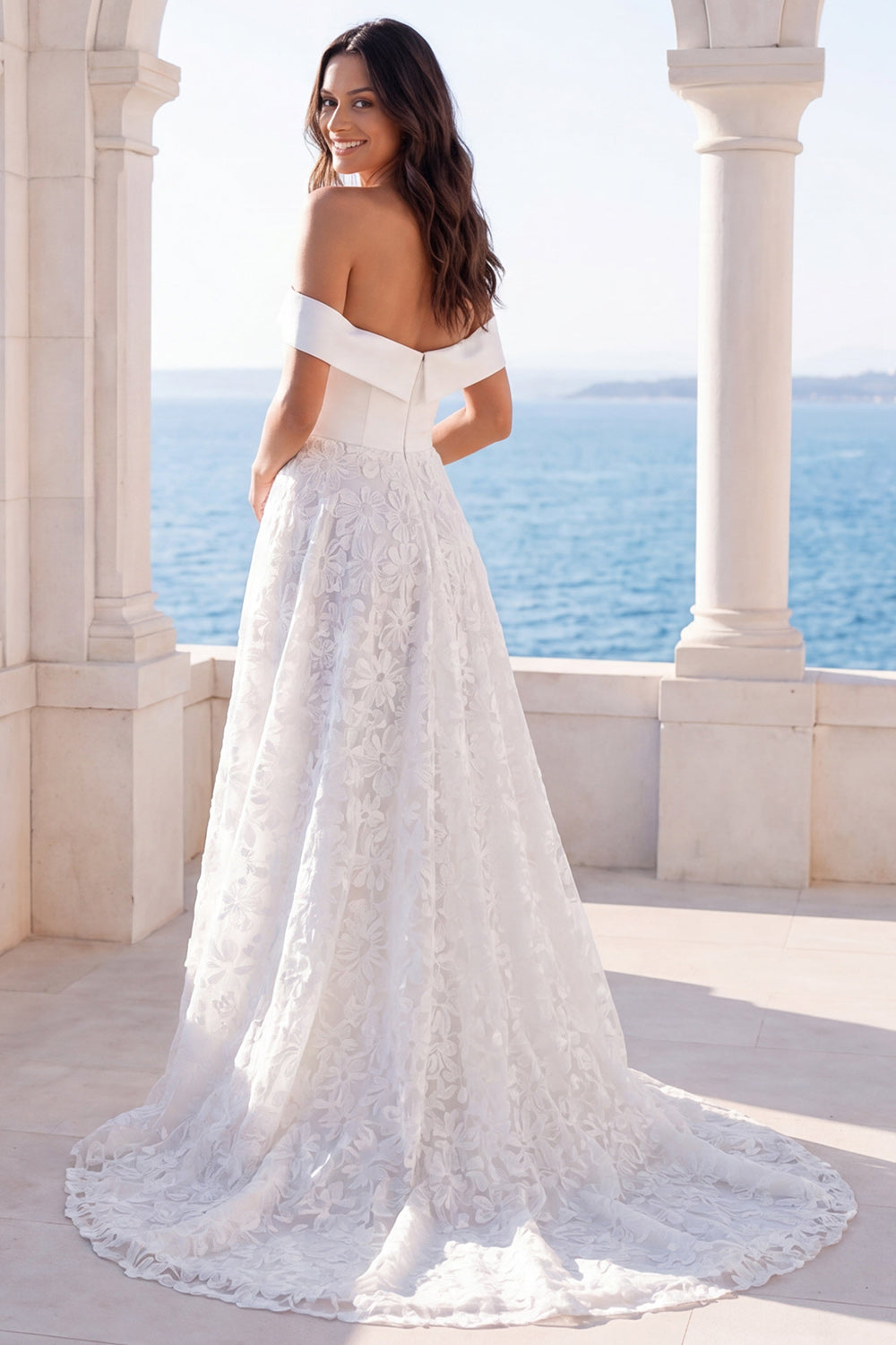 Robe de mariée ivoire en dentelle coupe trapèze à épaules dénudées avec traîne balai