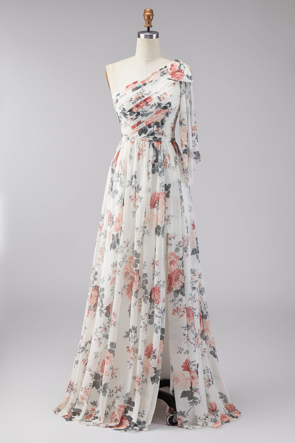 Robe longue fleurie en mousseline plissée, fendue, coupe trapèze, épaule dénudée, ivoire