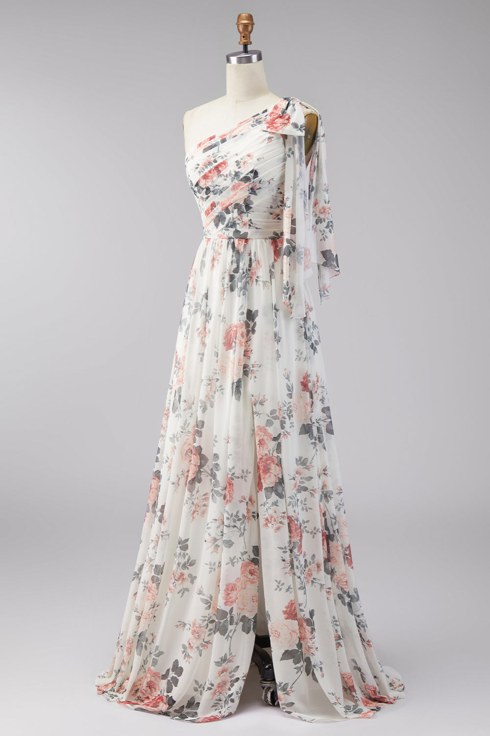 Robe longue fleurie en mousseline plissée, fendue, coupe trapèze, épaule dénudée, ivoire