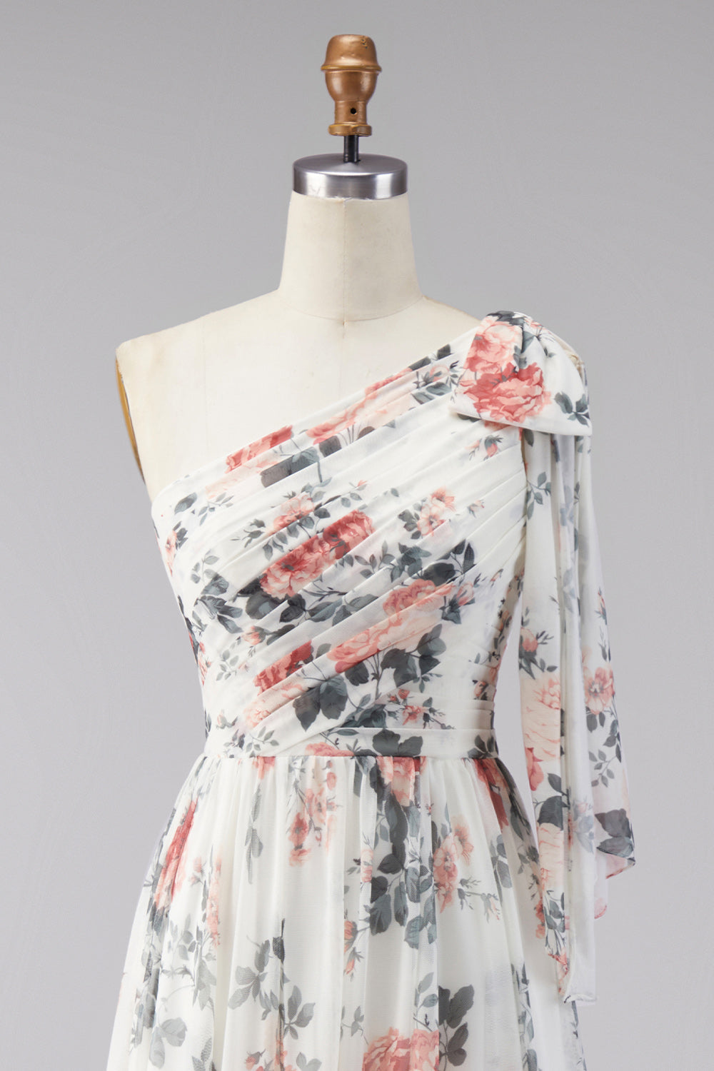 Robe longue fleurie en mousseline plissée, fendue, coupe trapèze, épaule dénudée, ivoire