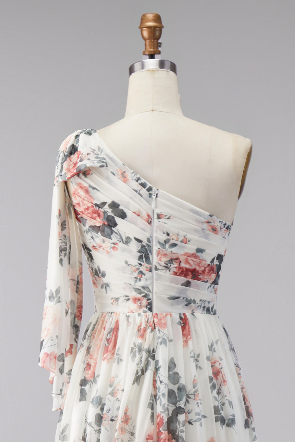 Robe longue fleurie en mousseline plissée, fendue, coupe trapèze, épaule dénudée, ivoire