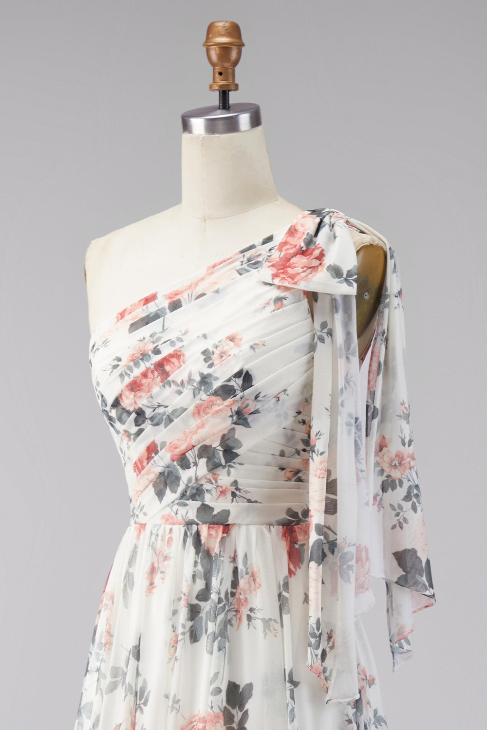 Robe longue fleurie en mousseline plissée, fendue, coupe trapèze, épaule dénudée, ivoire
