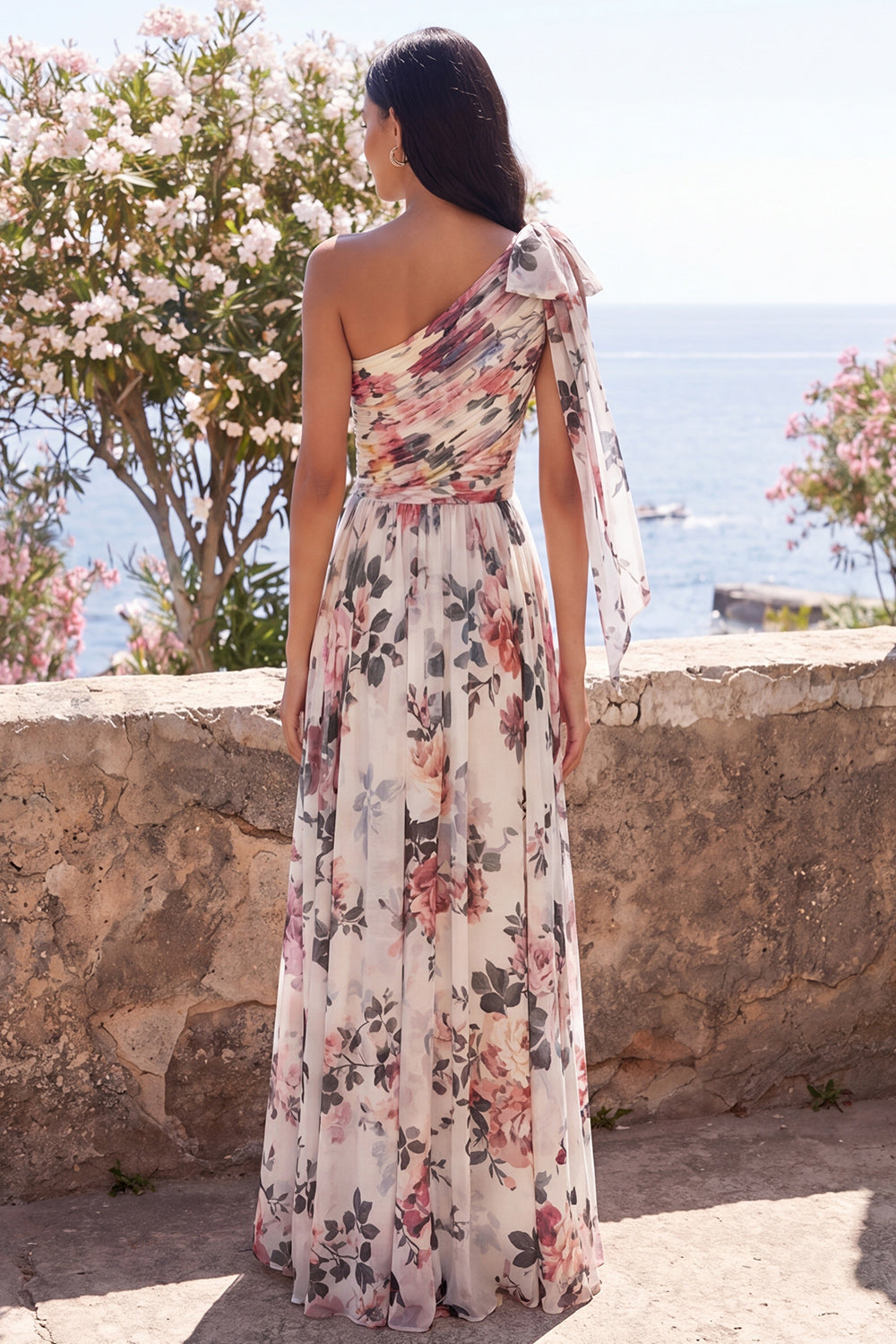 Robe longue fleurie en mousseline plissée, fendue, coupe trapèze, épaule dénudée, ivoire